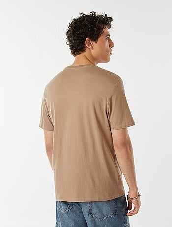 Camiseta con mensaje estampado