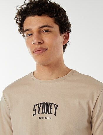 Camiseta con mensaje estampado