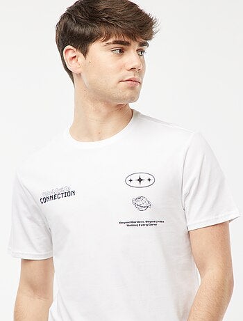 Camiseta con mensaje estampado