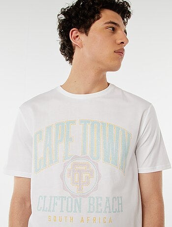 Camiseta con mensaje estampado