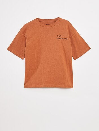Camiseta con mensaje estampado