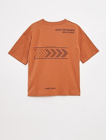 Camiseta con mensaje estampado