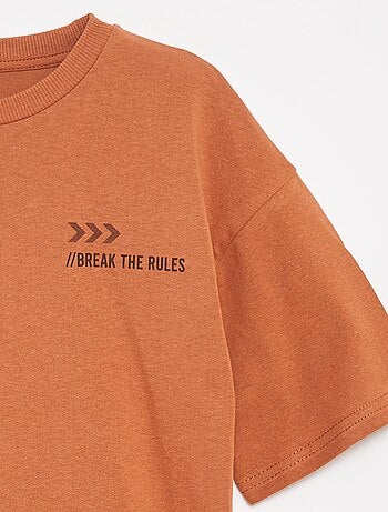Camiseta con mensaje estampado