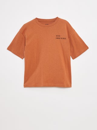 Camiseta con mensaje estampado