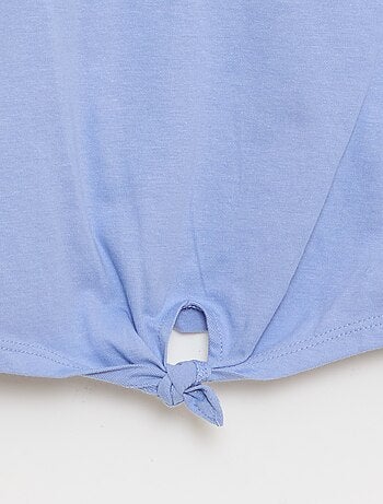 Camiseta con nudo en la cintura