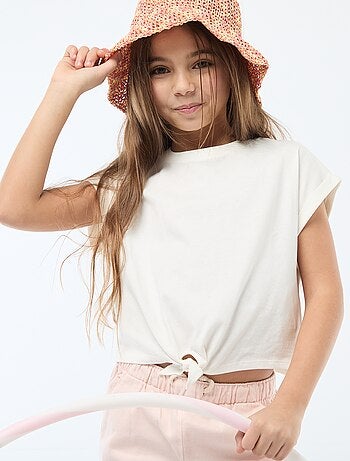 Camiseta con nudo en la cintura