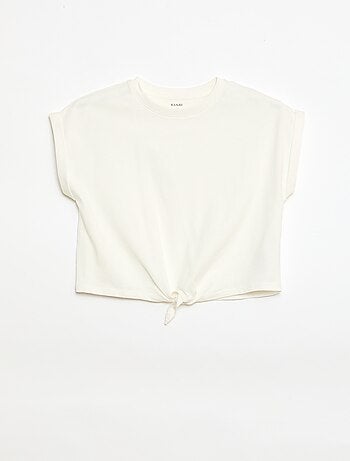 Camiseta con nudo en la cintura