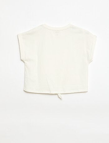 Camiseta con nudo en la cintura