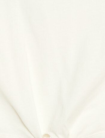 Camiseta con nudo en la cintura