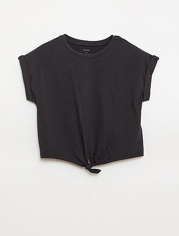 Camiseta con nudo en la cintura