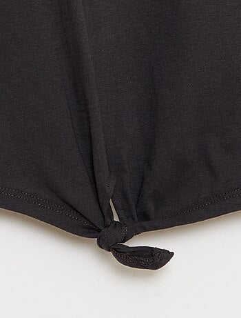 Camiseta con nudo en la cintura