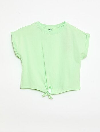Camiseta con nudo en la cintura