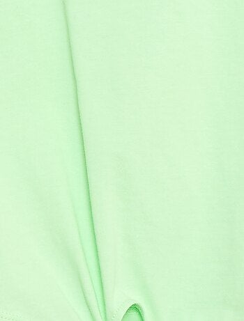 Camiseta con nudo en la cintura