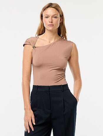 Camiseta con nudo y detalle de pedrería