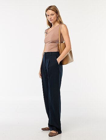 Camiseta con nudo y detalle de pedrería