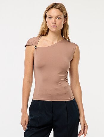 Camiseta con nudo y detalle de pedrería
