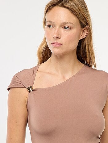Camiseta con nudo y detalle de pedrería