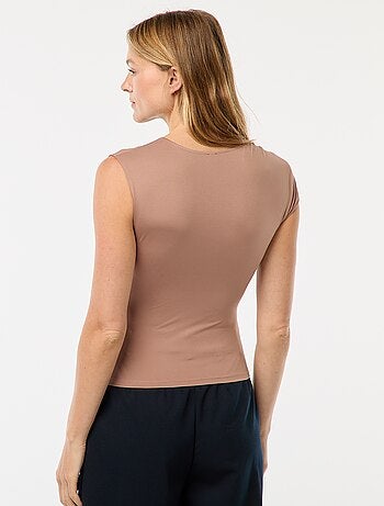 Camiseta con nudo y detalle de pedrería