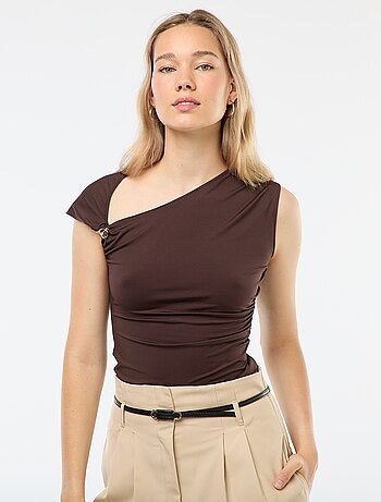 Camiseta con nudo y detalle de pedrería