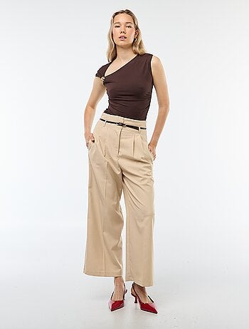 Camiseta con nudo y detalle de pedrería