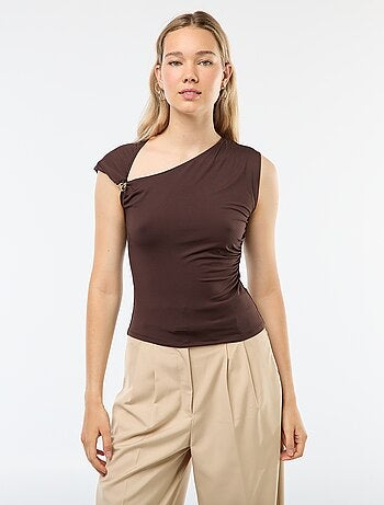 Camiseta con nudo y detalle de pedrería