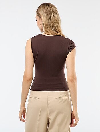Camiseta con nudo y detalle de pedrería
