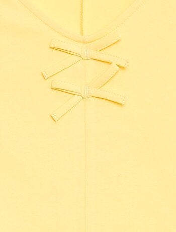 Camiseta con nudos decorativos