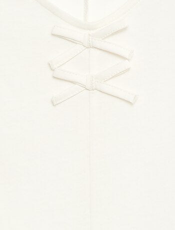 Camiseta con nudos decorativos