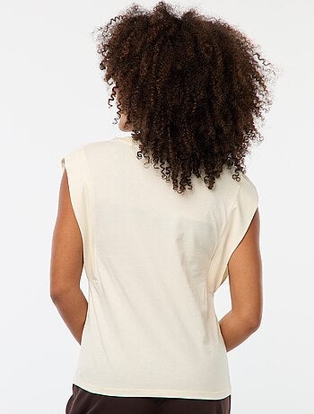 Camiseta con sisa amplia