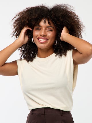 Camiseta con sisa amplia