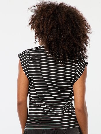 Camiseta con sisa amplia