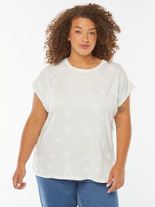 Camiseta con sisa corta y bordados all over