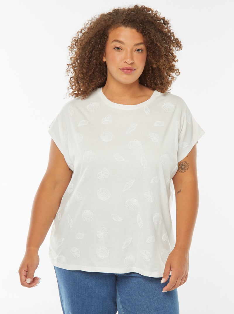 Camiseta con sisa corta y bordados all over Blanco - Kiabi