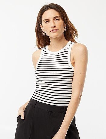 Camiseta con sisas americanas