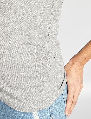 Camiseta con sisas americanas