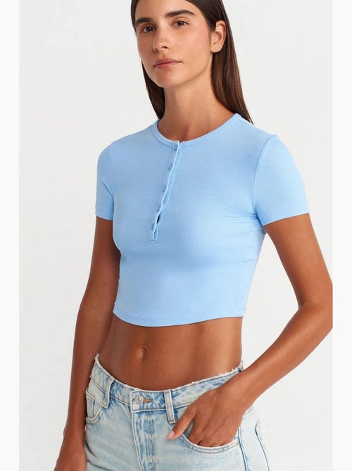 Camiseta corta ajustada manga corta con botones dilvin - Kiabi Camiseta corta ajustada manga corta con botones dilvin - Kiabi