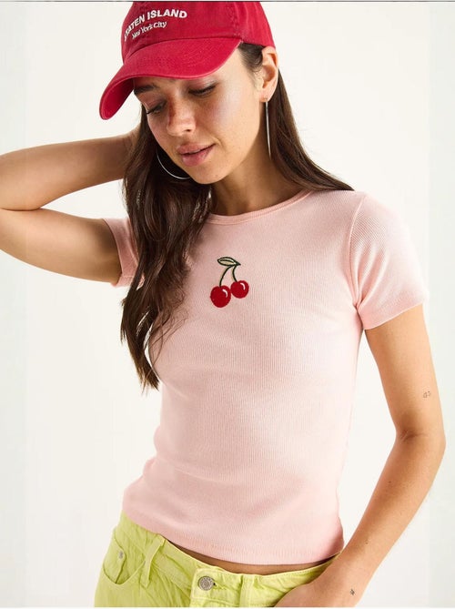 Camiseta corta básica acanalada con bordado de cerezas lucci - Kiabi Camiseta corta básica acanalada con bordado de cerezas lucci - Kiabi