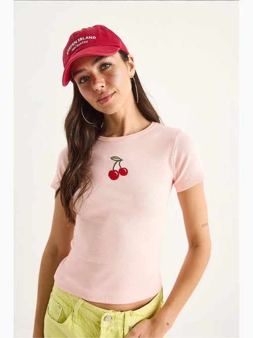 Camiseta corta básica acanalada con bordado de cerezas lucci - Kiabi Camiseta corta básica acanalada con bordado de cerezas lucci - Kiabi
