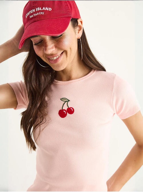 Camiseta corta básica acanalada con bordado de cerezas lucci - Kiabi Camiseta corta básica acanalada con bordado de cerezas lucci - Kiabi