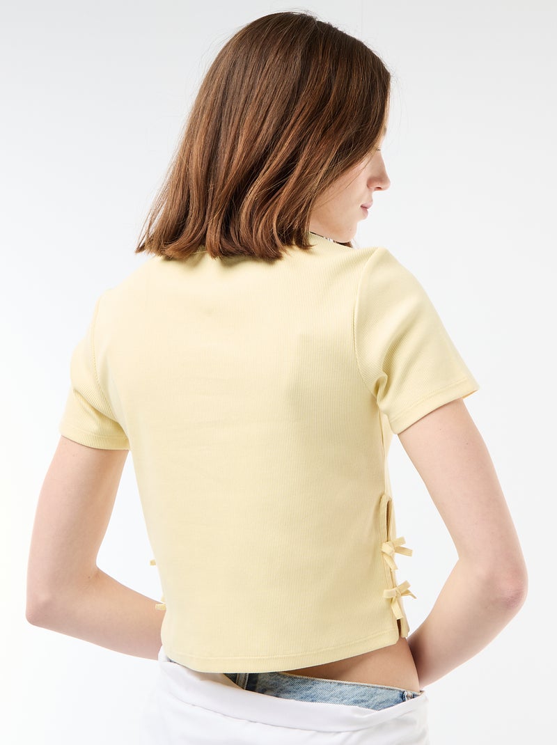 Camiseta corta de canalé con nudos Amarillo - Kiabi