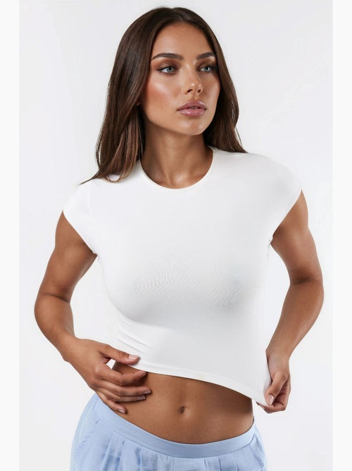 Camiseta corta lisa con cuello redondo busem - Kiabi Camiseta corta lisa con cuello redondo busem - Kiabi