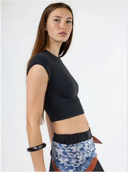 Camiseta corta lisa con cuello redondo busem - Kiabi Camiseta corta lisa con cuello redondo busem - Kiabi