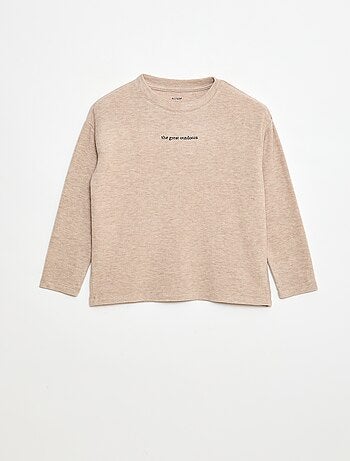 Camiseta corte holgado con diseño en el pecho