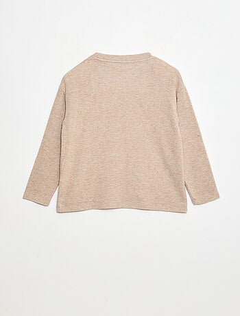 Camiseta corte holgado con diseño en el pecho