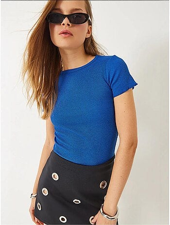 Camiseta crop de canalé con cuello redondo y detalle de borde ondulado lucci