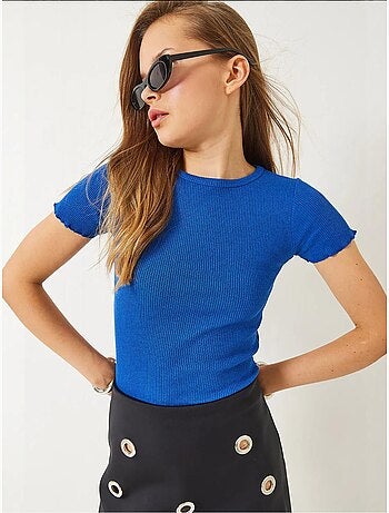 Camiseta crop de canalé con cuello redondo y detalle de borde ondulado lucci