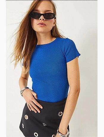 Camiseta crop de canalé con cuello redondo y detalle de borde ondulado lucci