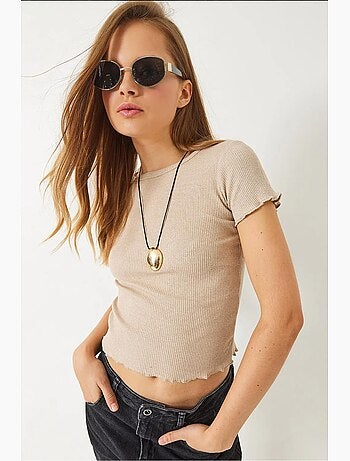 Camiseta crop de canalé con cuello redondo y detalle de borde ondulado lucci