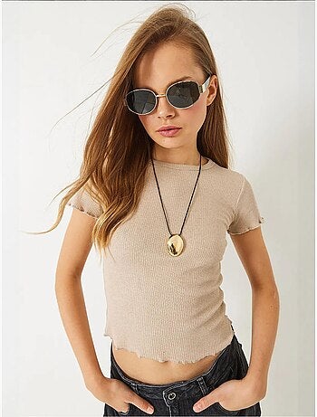 Camiseta crop de canalé con cuello redondo y detalle de borde ondulado lucci