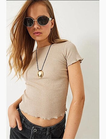 Camiseta crop de canalé con cuello redondo y detalle de borde ondulado lucci